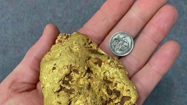 В Австралии мужчина нашел золотой самородок стоимостью сто тысяч долларов