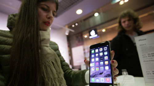 Apple принесла извинения после скандала с замедлением работы старых iPhone