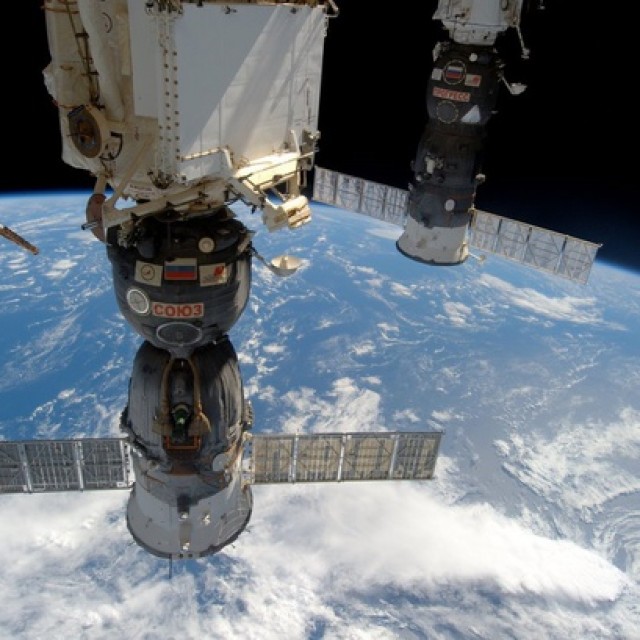Мисуркин и Шкаплеров задерживаются в открытом космосе