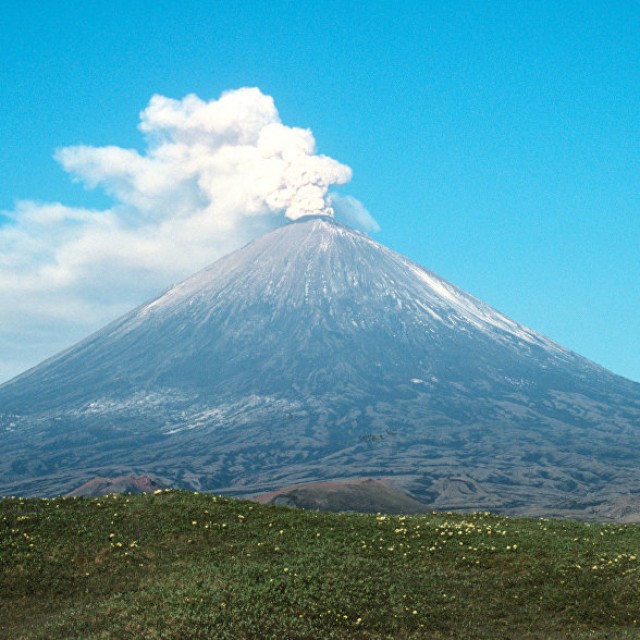 На Камчатке вулкан Ключевской выбросил шестикилометровой столб пепла