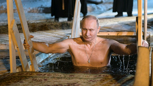 Путин окунулся в прорубь на Селигере