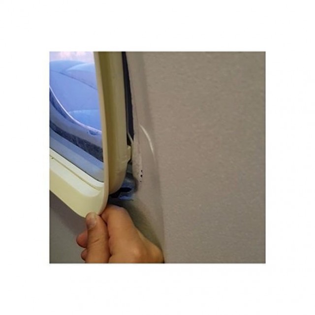 В Сети появилось видео с "отрывающимся иллюминатором" в салоне самолета