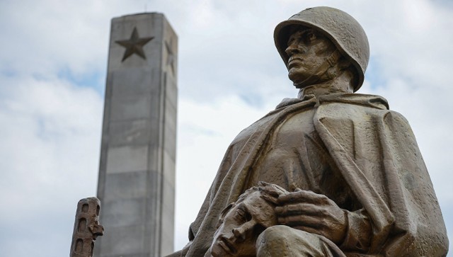 В Польше вступает в силу закон, позволяющий сносить памятники советским солдатам