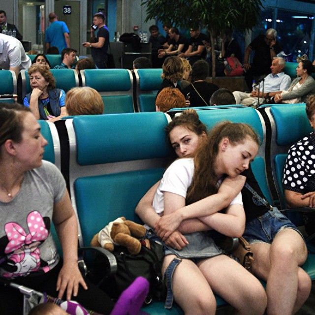 В московских аэропортах запретили лежать на креслах и кататься на животных