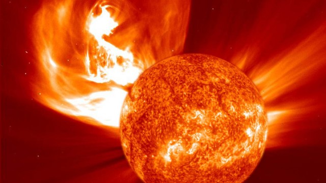 Космические зонды впервые подробно исследовали окативший их "плевок Солнца" - Вести.Наука