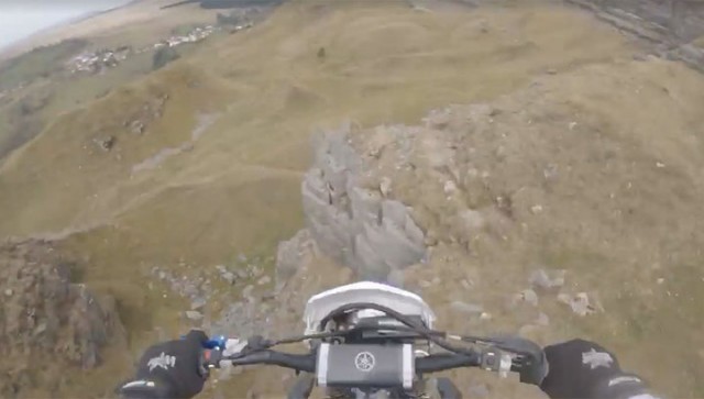 Экстремал снял на видео свое падение на мотоцикле с 15-метровой скалы