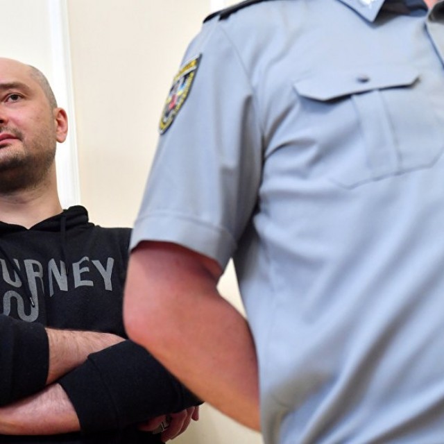 Адвокат подозреваемого в покушении на Бабченко обвинил следствие в провокации