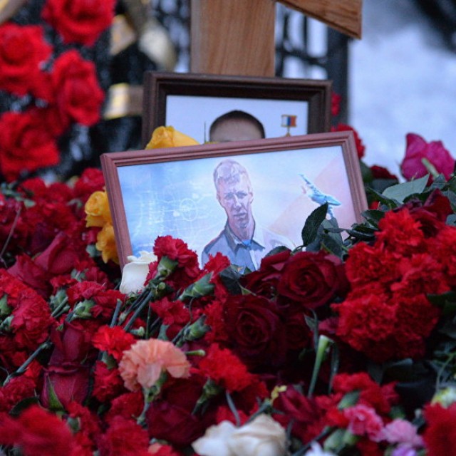Путин передаст "Золотую Звезду" Героя России семье погибшего в Сирии летчика Филипова