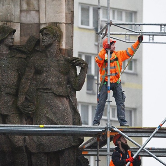 Варшава хочет снести почти 30 восстановленных советских памятников