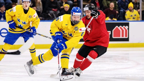 Шведские хоккеисты разгромили сборную Швейцарии на молодежном чемпионате мира