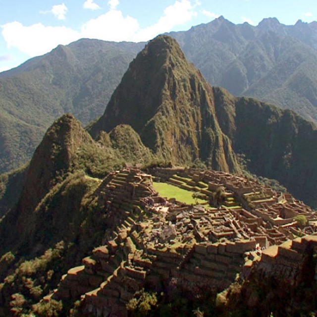 Грузовик повредил древние линии Наска в Перу