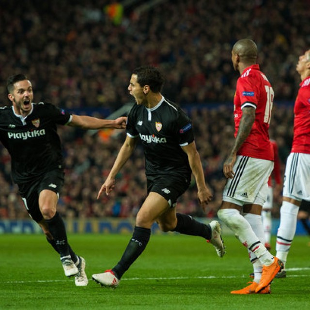 "Севилья" сенсационно обыграла "Манчестер Юнайтед" и вышла в четвертьфинал Лиги чемпионов