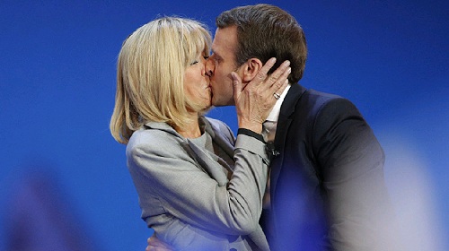 Президент Франции оказался автором эротического романа