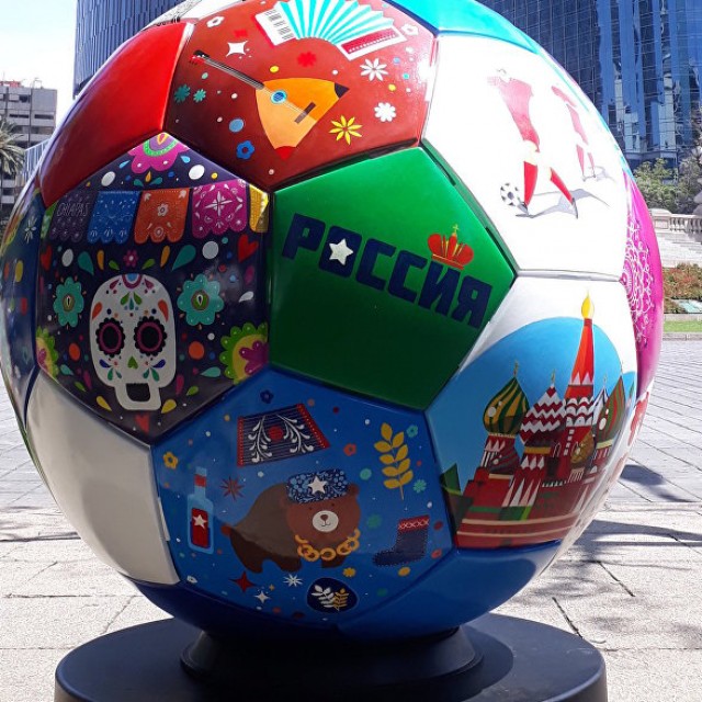 Из Мексики в Россию перед ЧМ-2018 привезут гигантские мячи