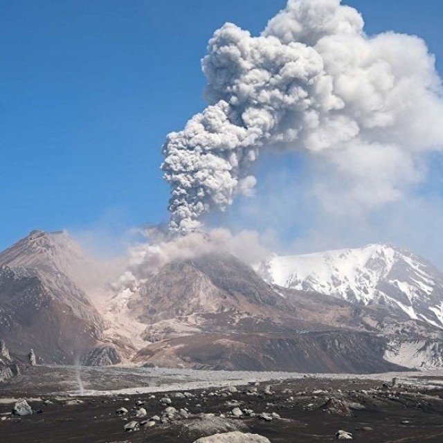 Вулкан Шивелуч на Камчатке выбросил столб пепла на 10 километров