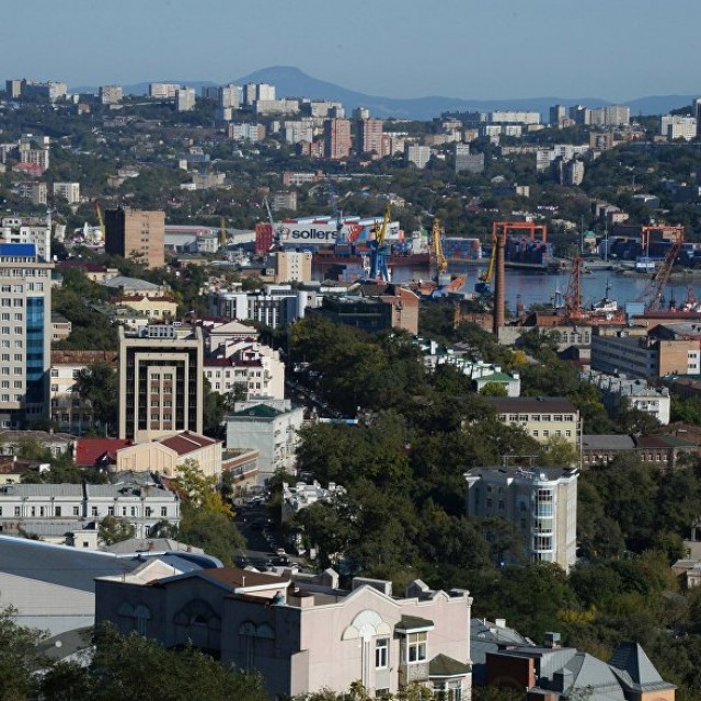 Во Владивостоке из-за шторма остановили движение некоторых видов транспорта