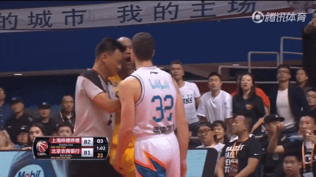Американские баскетболисты сцепились на матче в Китае