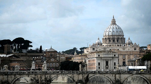 Над всем Ватиканом бездымное небо: папа Римский запретил продажу сигарет
