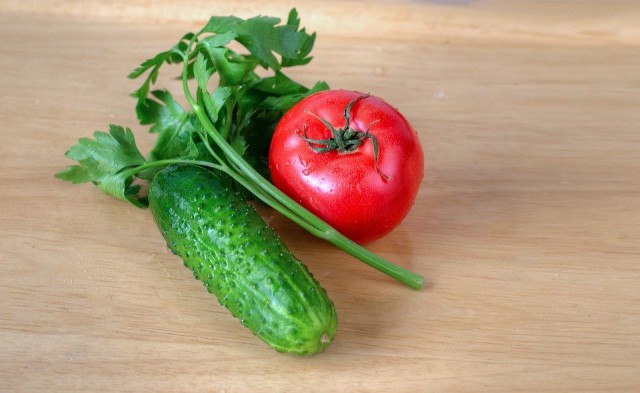 Овощной салат из огурцов и помидоров