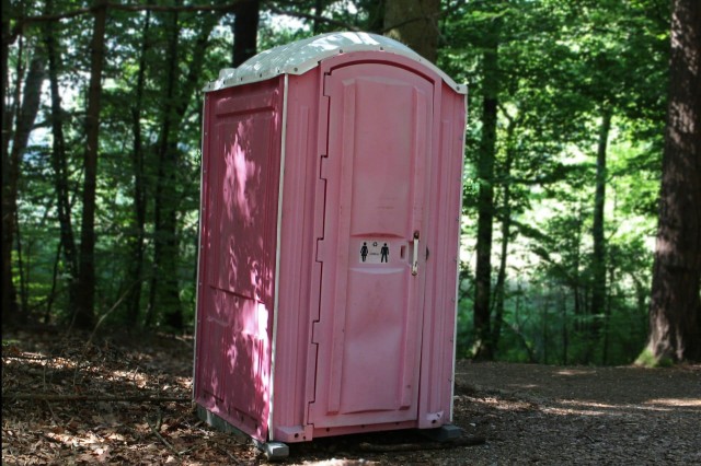 Установка уличного туалета на дачном участке