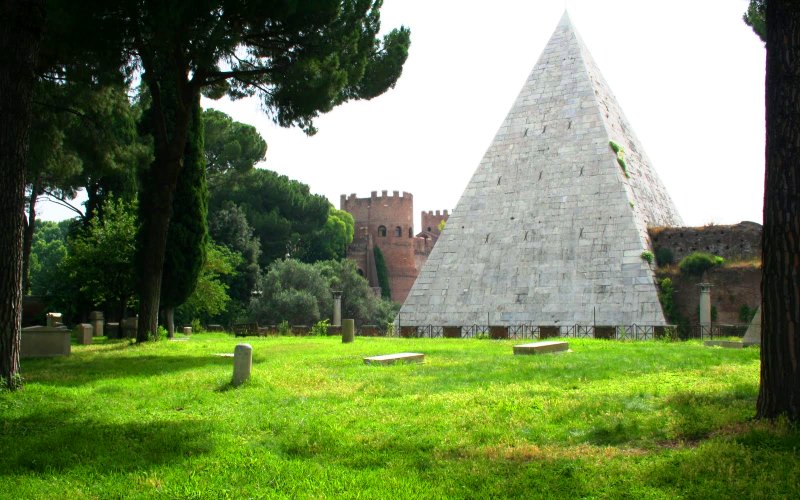 Пирамида Цестия в Риме, Италия