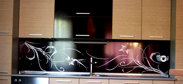 Стильное решение для кухни: стеклянный фартук с рисунком и без него